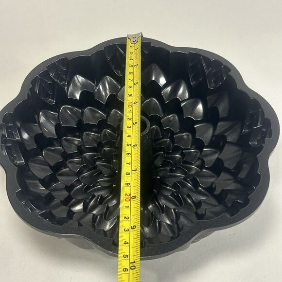 Nordic Ware Chrysanthemum Bundt Pan 10 Inch Heavy - Picture 5 of 6